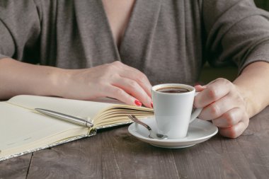 Kahve Resepsiyon ve onun uçak projede çalışan kadın