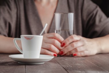 Kahve kadın su ile ahşap bir tabloda han