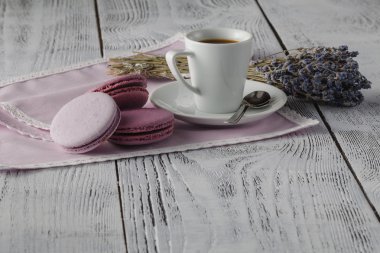 Espresso ile Fransızca macaroons shabby chic zemin üzerine