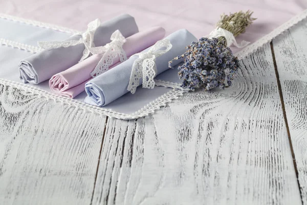 Sfondo shabby chic con tovaglioli e lavanda — Foto Stock