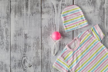 ahşap masaüstü bebek forması. Yukarı alay