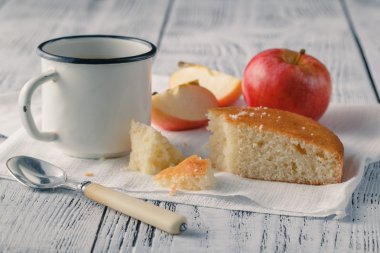 Eve akşam kahve. kudret helvası pasta ve kahve.