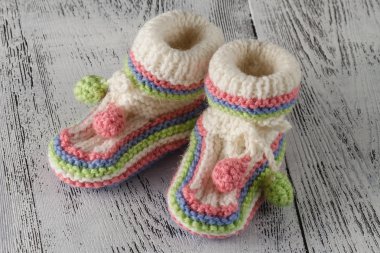 Vaftiz veya doğum günü daveti announcem için yeni doğan patik