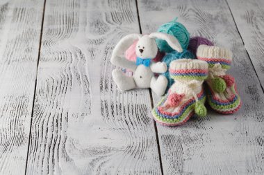 tablo üzerinde açık renkli bebek aksesuarları