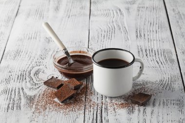 Günaydın beyaz vintage Kupası'nda köpüklü espresso ile 