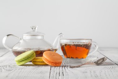 Geleneksel Fransız macarons çay ile renkli