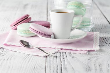 lezzetli tatlı büfesi macarons ile