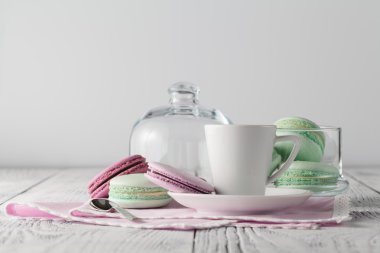 Lezzetli macarons ile taze yapılmış kahve.