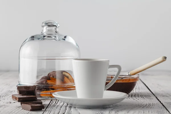 Nahaufnahme einer winzigen Tasse Espresso und getrockneter Orange — Stockfoto