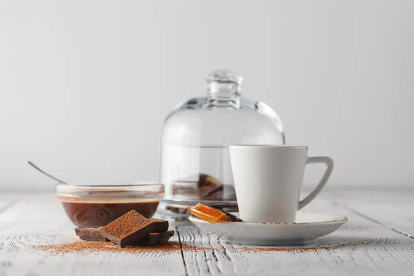 Tasse Kaffee, karamellisierte Orangenscheiben auf Holztisch — Stockfoto
