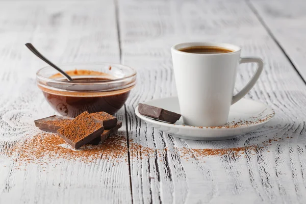 Tasse Kaffee und Süßigkeiten auf weißem Hintergrund — Stockfoto