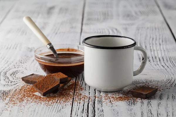 Старая кружка с горячим напитком на деревянном столе в кафе — стоковое фото