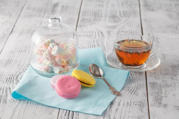Macarrones franceses dulces y coloridos con taza de té — Foto de Stock