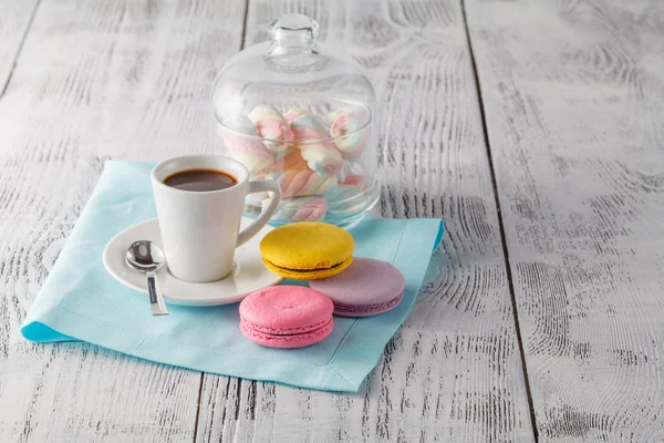 Pilha de macaroons e café expresso — Fotografia de Stock