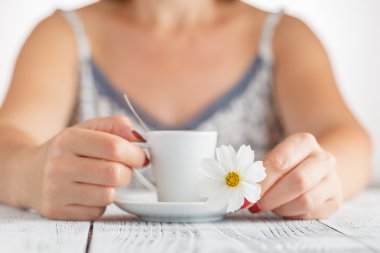 Evde kahve tutan eller