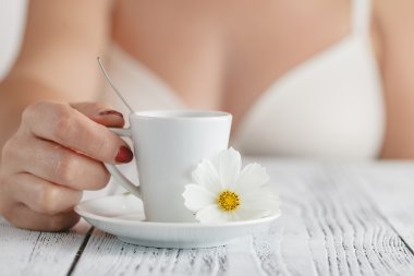 kadın ve masada beyaz fincan sıcak kahve portre resim