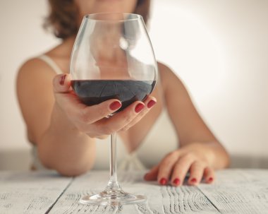 Yatak odasında şarap içme kadın