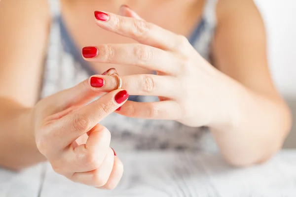 Quitando el anillo de bodas — Foto de Stock