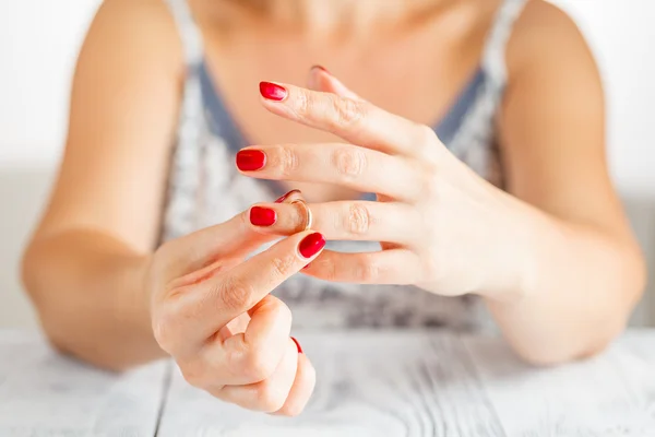 La mujer se quita el anillo de la mano — Foto de Stock