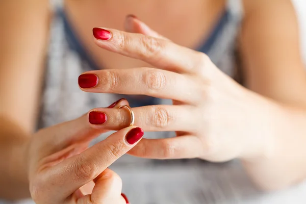 La mujer se quita el anillo de la mano — Foto de Stock