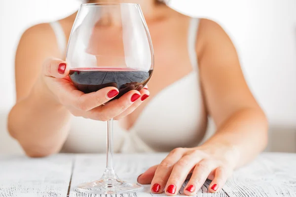 Rode wijn. Vrouw drinken van rode wijn in de slaapkamer. Witte achtergrond. — Stockfoto