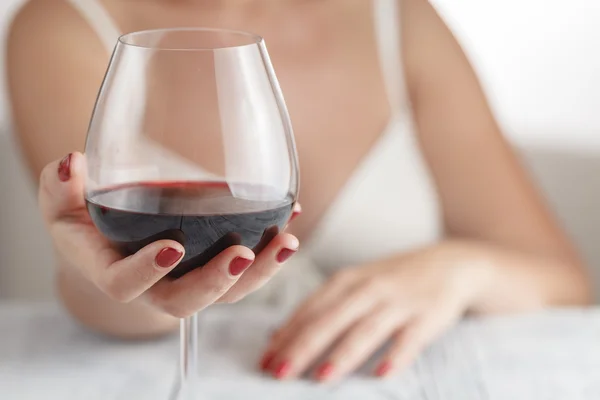 Vrouw drinken van wijn in de slaapkamer — Stockfoto