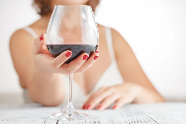 Mujer bebiendo vino en el dormitorio —  Fotos de Stock