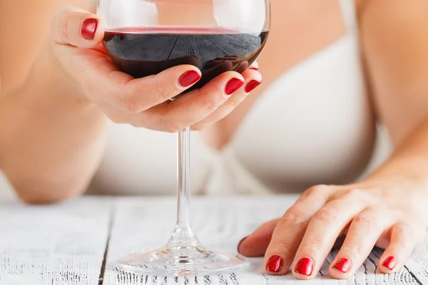 Mujer disfrutando del vino tinto saboreando el ramo —  Fotos de Stock