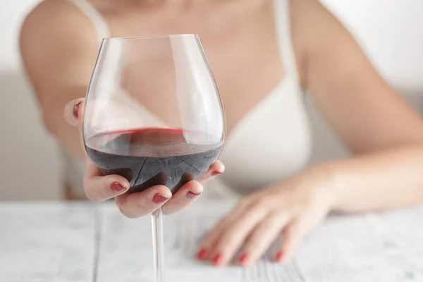 Mujer disfrutando del vino tinto saboreando el ramo —  Fotos de Stock