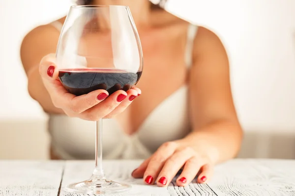 Retrato femenino beber copa de vino tinto —  Fotos de Stock