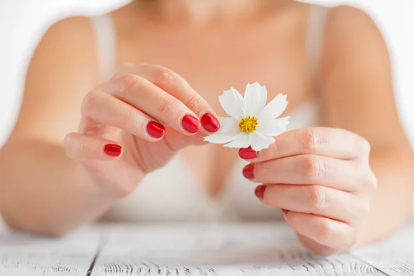 De tranen van het meisje uit de bloemblaadjes van daisy. — Stockfoto