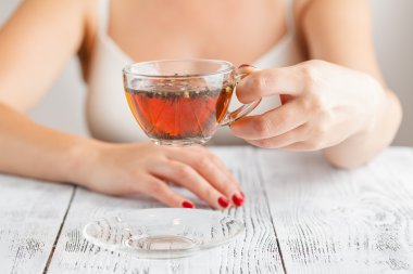 Holding fincan çay ver, yakın çekim