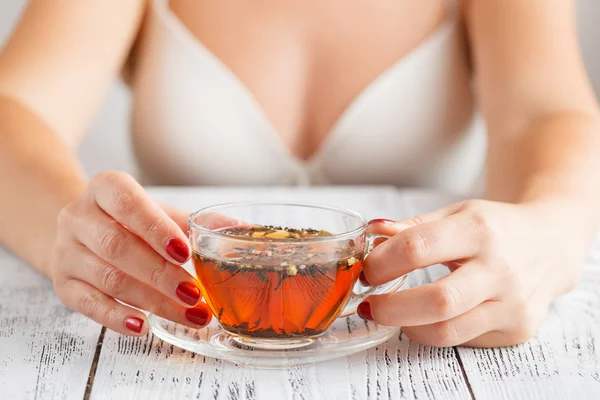 Mujer relajada bebiendo un té sentada en su habitación en casa — Foto de Stock