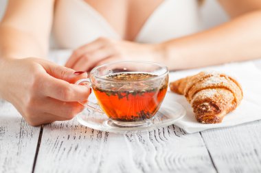 Mutlu güzel karısı ve sabah kahvaltısını