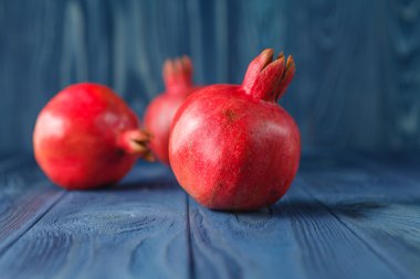 Ahşap rustik arka plan üzerinde üç olgun nar