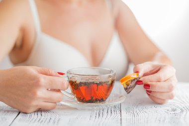 Kahvaltı woth çay limon ve bir tahta üzerinde kurutulmuş portakal 