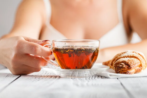 Mulher atraente com uma xícara de chá na cama — Fotografia de Stock