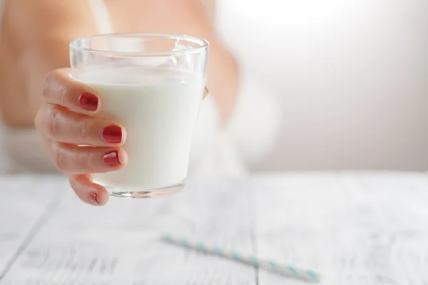 牛乳のガラスは、女性の手で開催されました。新鮮な牛乳 — ストック写真