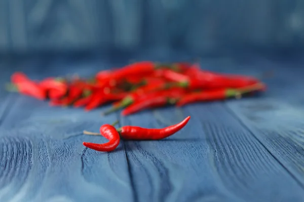 Hete pepers op de achtergrond van blauw — Stockfoto