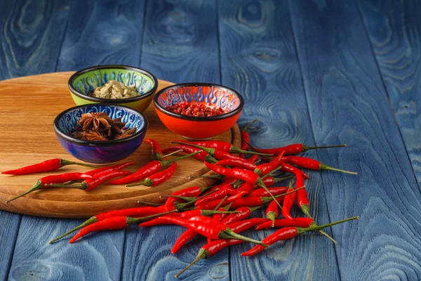 Cayenne pieprz i papryka czerwona na starym drewnianym stole — Zdjęcie stockowe