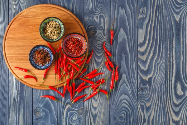 Papryka chili na drewnianym stole — Zdjęcie stockowe