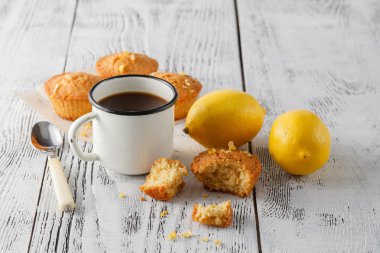 kekler ve taze limon ahşap tablo