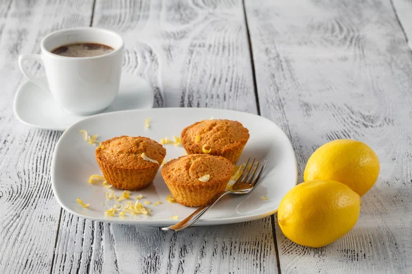 Mini brood gebak op tafel — Stockfoto