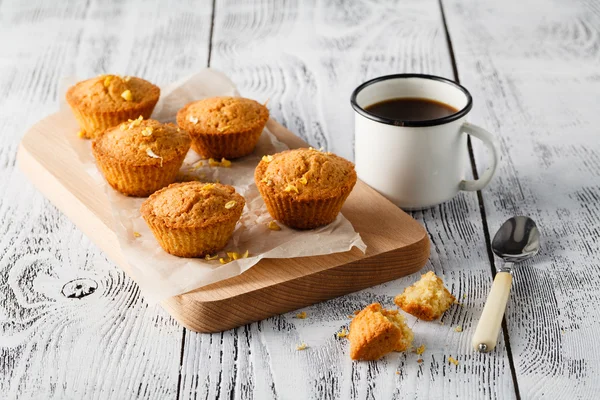 Snack lemon muffins on a wooden plate — Stock Photo, Image