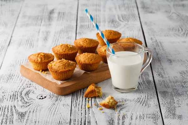 Gâteau au citron aromatique maison au lait — Photo