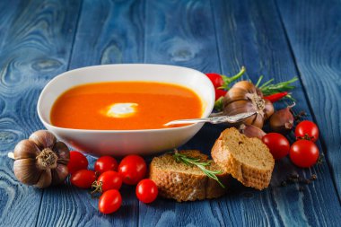Biber ve sarımsak ile domates gazpacho çorbası