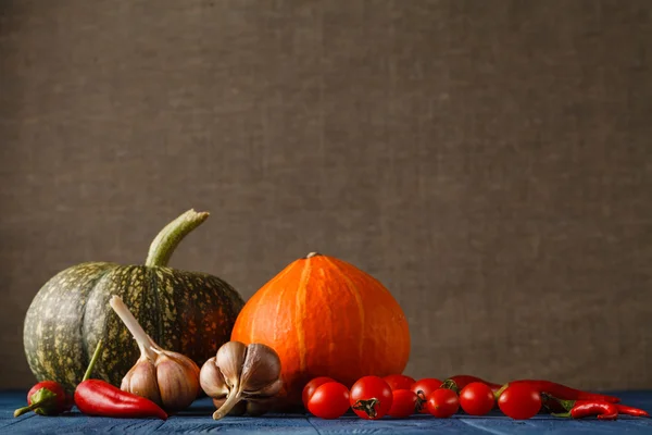 Automne nature morte avec des citrouilles et des feuilles sur vieux backgro en bois — Photo