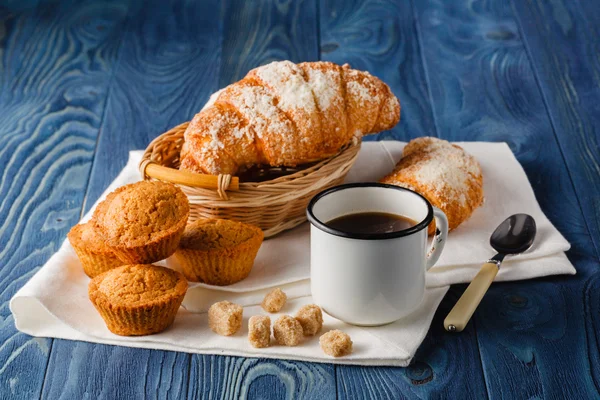 Cup of black coffee in an old enamel mug, breakfast croissants o — Stock Photo, Image