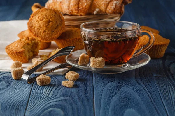 Ceylon schwarzer Tee in Glasbechern, frische Croissants, Vintage-Holz — Stockfoto