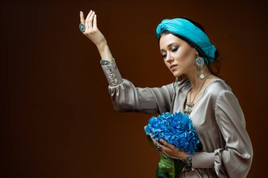 Uzun ve parlak dalgalı saçlı ve doğal makyajlı esmer kız.